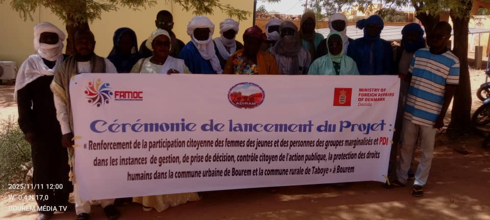 Cérémonie de lancement du projet de renforcement des capacités des femmes, des jeunes et des personnes marginalisées/PDI photo de famille